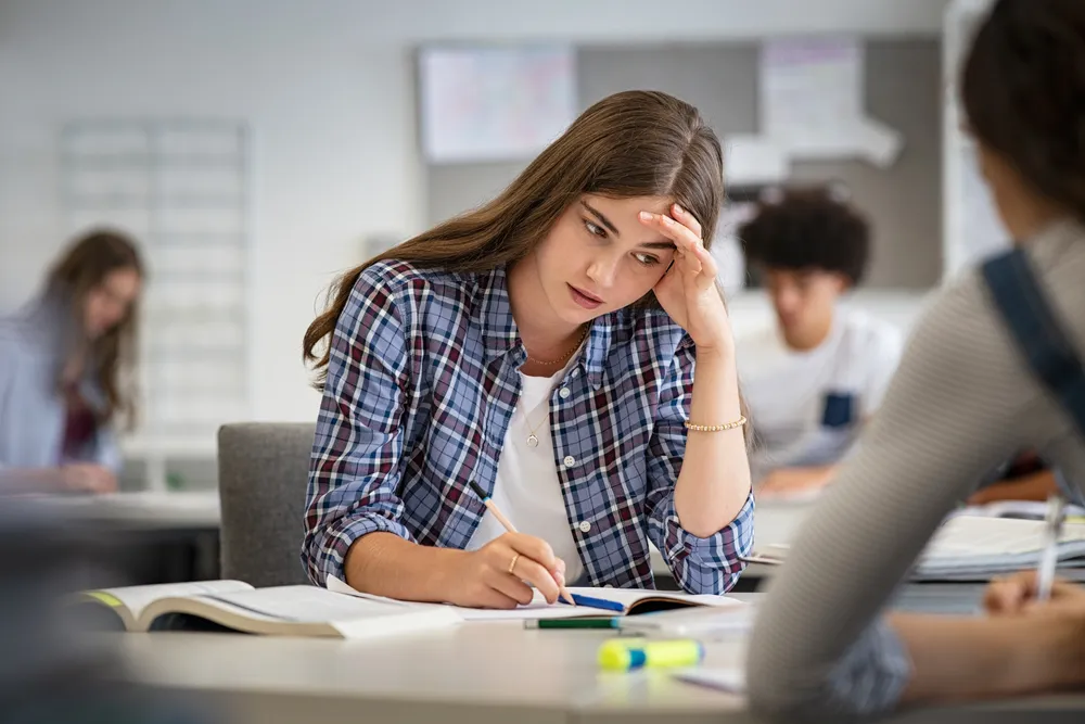 Nu-mi amintesc să fi existat moment mai stresant ca Bac-ul în viața mea. Iar la asta a contribuit și diriginta, care ne amenința că-l vom pica pe capete. FOTO: Shutterstock