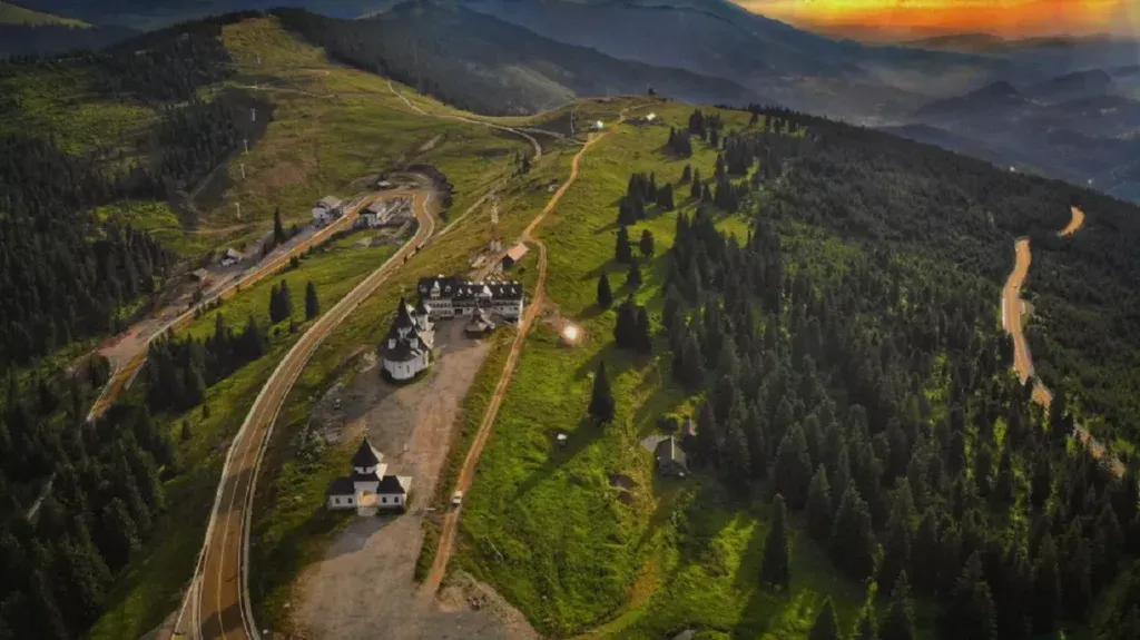 Vedere panoramică asupra Pasului Prislop în Maramureș Foto: Shutterstock.com