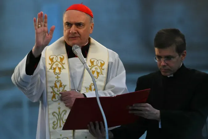 Cardinalul Mauro Gambetti (stânga) a citit rugăciuni din Rozariu pentru Papa Francisc după moartea sa, în Piața Sfântul Petru, la Vatican, pe 21 aprilie 2025. Sursă foto: Andreas SOLARO / AFP / Profimedia