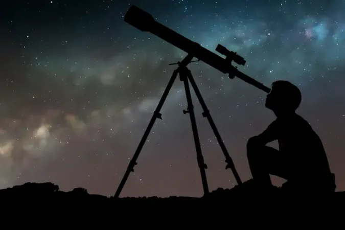 Privind prin telescop. Foto: Mark Garlick / Sciencephoto / Profimedia