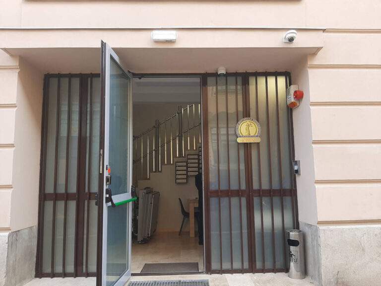 Inspectoarea șefă, care a luat mită ca să închidă ochii la nereguli, trimisă în judecată