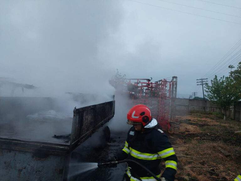Utilaje agricole arse într-un incendiu la Săcueni