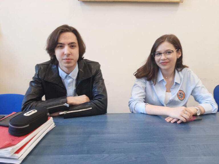 „Dacă mă simt prost, mai fac Chimie”. Doi liceeni din Bihor, calificați în lotul lărgit al României pentru Olimpiada Internațională de Chimie. 