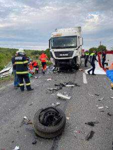 Grav accident în Uileacu de Criș. Patru persoane și-au pierdut viața - 02