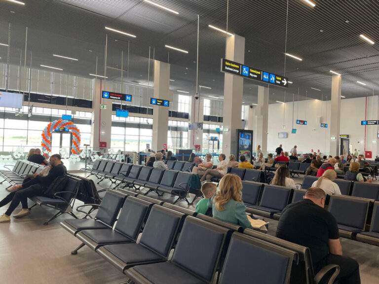 A fost inaugurat noul terminal al Aeroportului Oradea. Primii pasageri au pășit în noul terminal