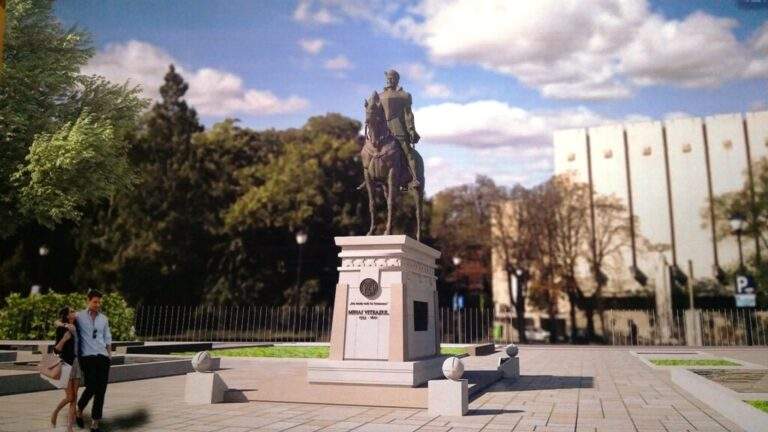 Statuia voievodului Mihai Viteazul, amplasată în piațeta din fața Catedralei Ortodoxe