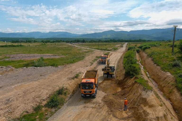 Au început lucrările la infrastructura Parcului Industrial Ștei. Termen de finalizare, 6 luni