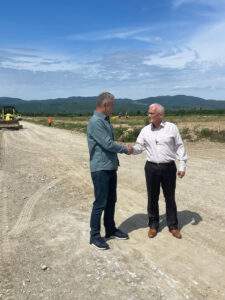 Au început lucrările la infrastructura Parcului Industrial Ștei. Termen de finalizare, 6 luni- 07