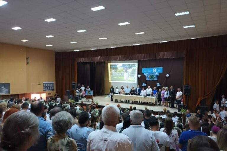 Discursul unei absolvente de liceu, viral pe internet. „Ce m-a învățat școala? Să mă conformez, să mint, să-mi șterg cu buretele personalitatea și să mă ascund în spatele unor standarde absurde”