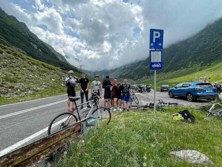 Elevii de la Liceul Teoretic „Petőfi Sándor” au urcat Transfăgărășanul pe biciclete