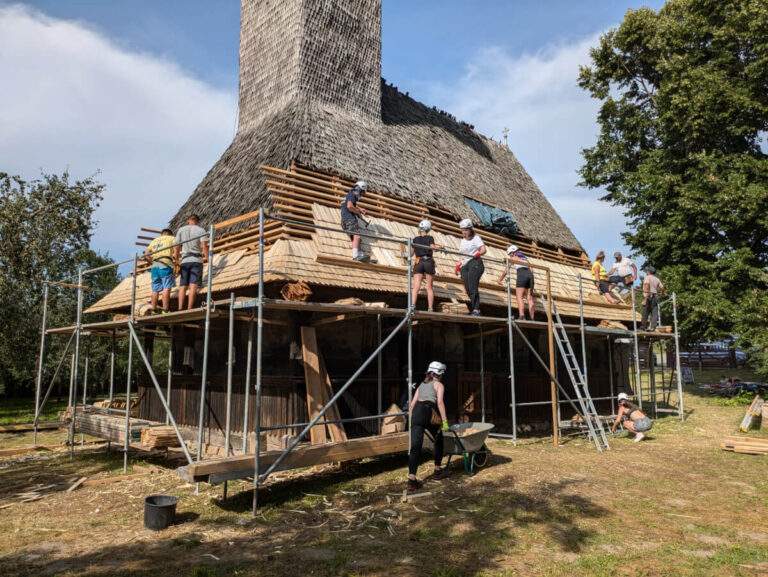 Lucrări de restaurare la Biserica de lemn din Margine. O comunitate unită pentru salvarea patrimoniului