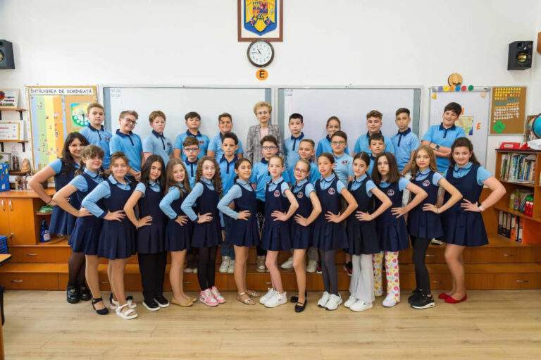 O viață dedicată școlii. Dascălul care și-a transformat profesia într-un hobby