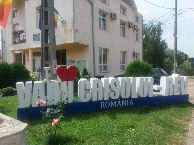 Parc fotovoltaic, promenadă modernă și rețea de gaz la Vadu Crișului