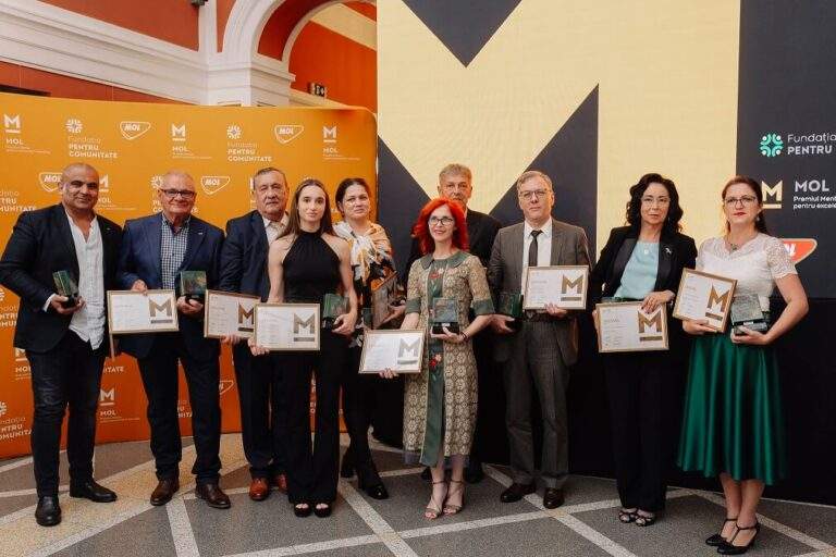 Zece profesori și antrenori remarcabili din toată țara, premiați cu „Mentor pentru excelență în educație”