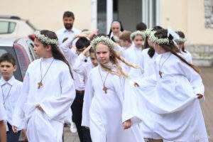 Prima Împartășanie Solemnă pentru peste 30 de copii-01