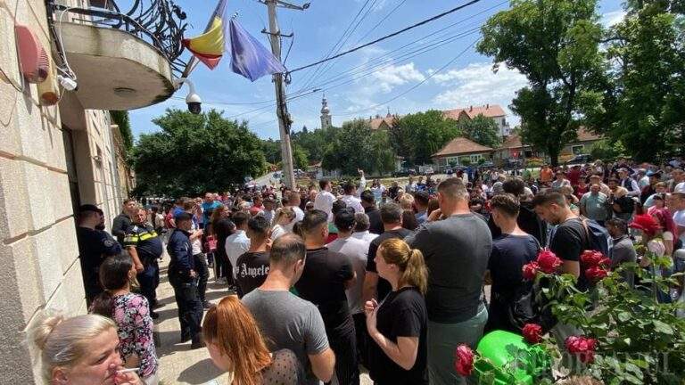 Protest în fața Primăriei din Săcuieni