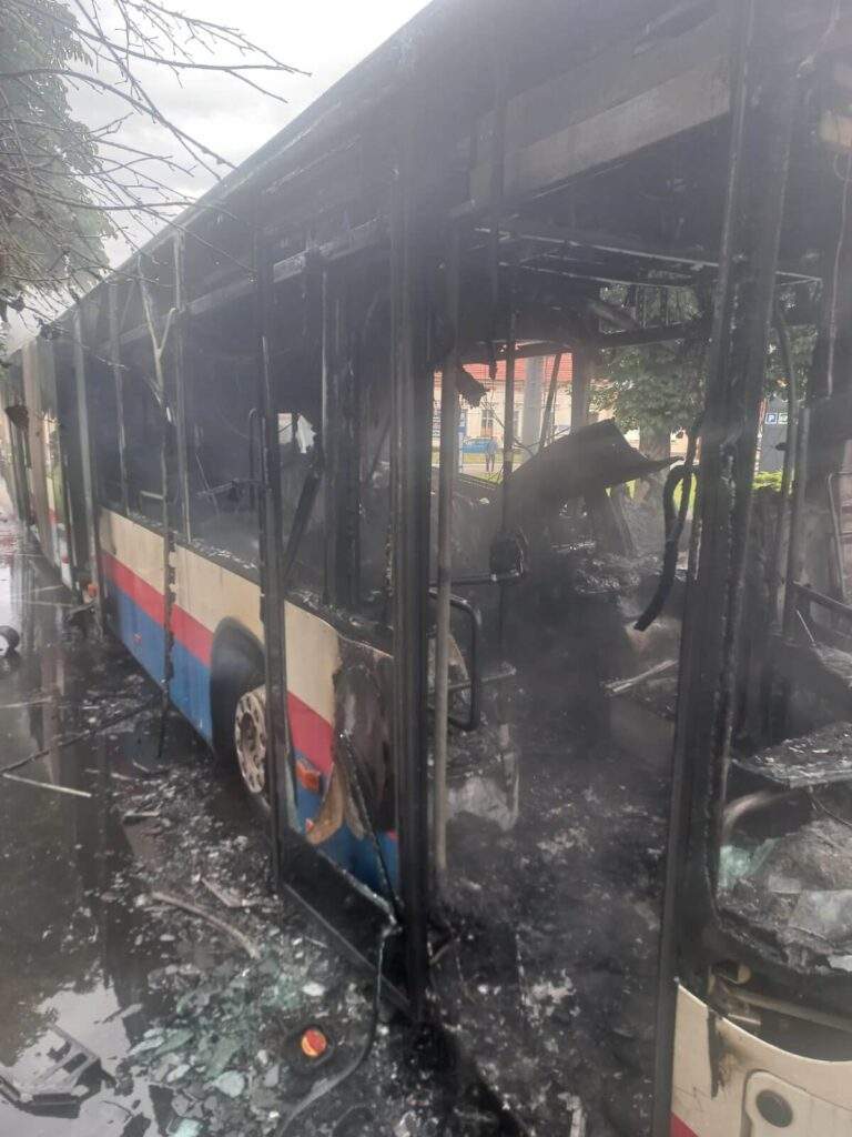 Un autobuz a luat foc în mers pe o stradă din Oradea