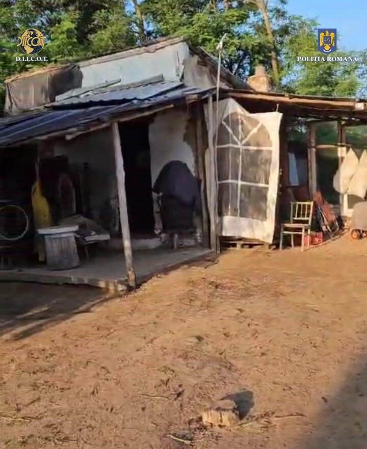 Un bărbat fără adăpost, ținut sclav timp de 13 ani. Doi membri ai aceleași familii, în arest la domiciliu pentru trafic de persoane