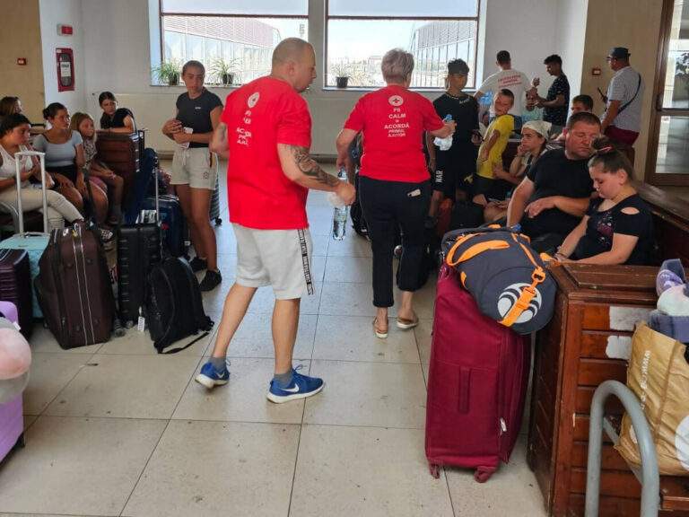 80 de copii și 23 de adulți din Bihor, rămași în gara din Arad, au cerut ajutorul Crucii Roșii