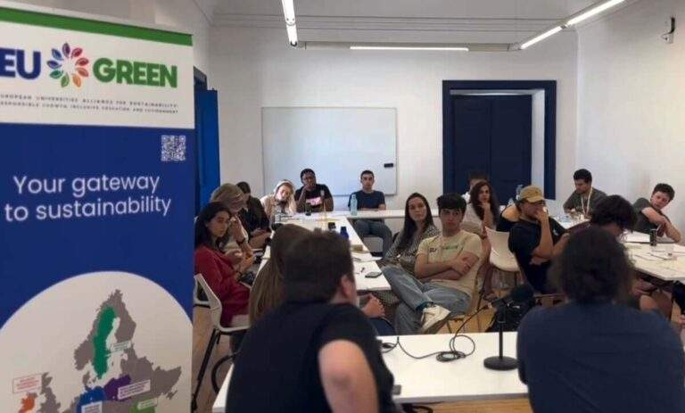 Ambasadorul EU GREEN al Universității din Oradea, studentul Darius Hulea și lecția turnului cu… bezea în vârf!