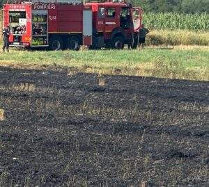 Baloți de paie, arși într-un incendiu la Săcădat-02