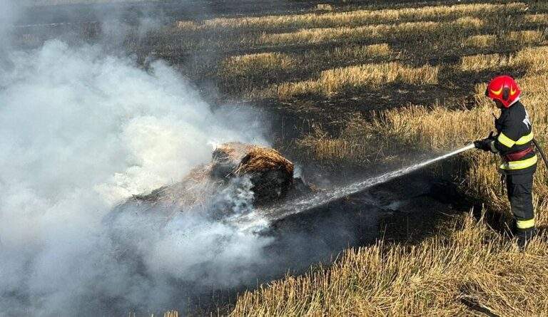 Baloți de paie, arși într-un incendiu la Săcădat