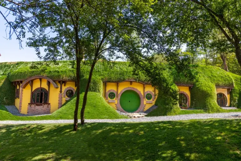 Casa hobbiților din Ardeal, ridicată de Boierul Ilie. Locul este superb și unic în Europa
