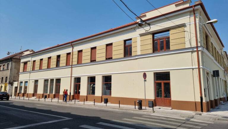 Fațada imobilului din Piața Unirii nr. 7, reabilitată
