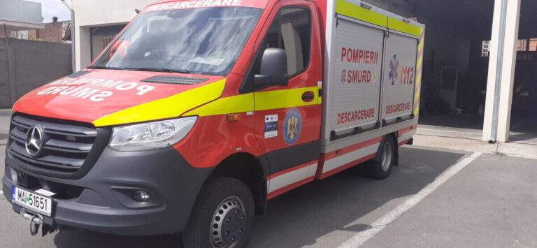 Copil de 1 an, rămas blocat în mașină, salvat de pompierii orădeni