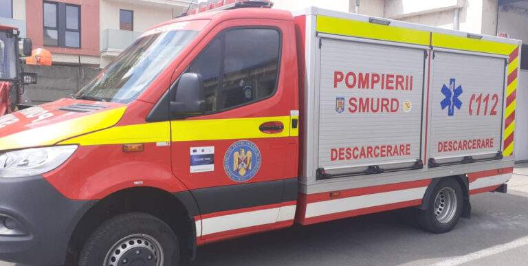 Fetiță salvată de pompierii orădeni, după ce și-a prins piciorușul între două tobogane