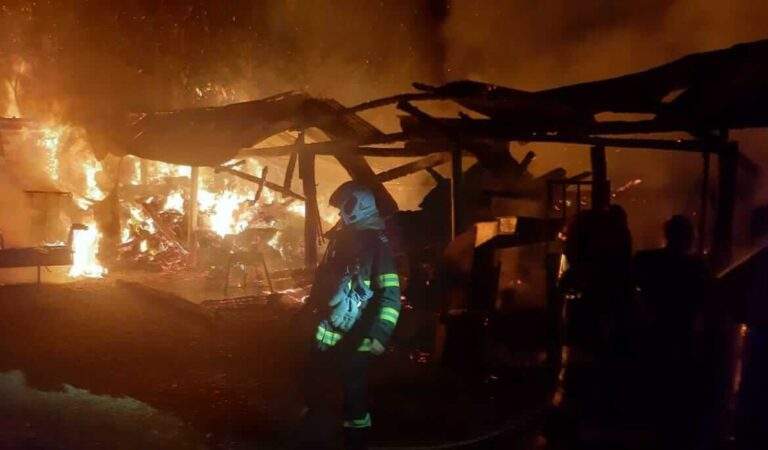 Incendiu de natură electrică izbucnit la o gospodărie din Remetea