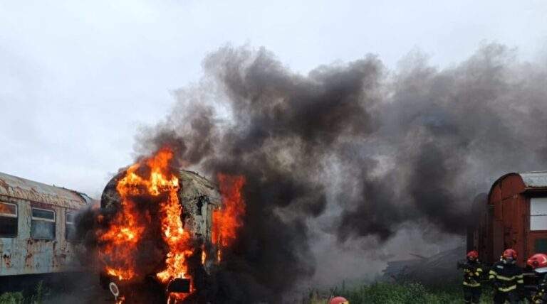 Incendiu la două vagoane de tren de lângă Gara Oradea