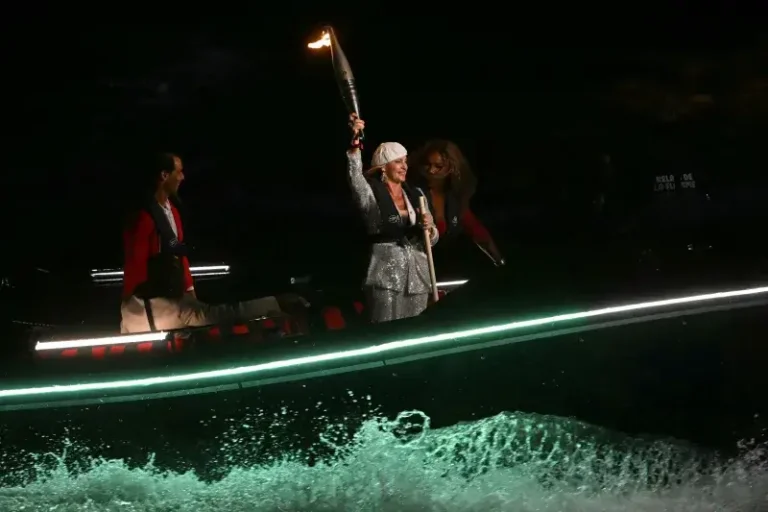 PARIS 2024. Cine a avut ideea ca Nadia să poarte torța olimpică, alături de Nadal, Carl Lewis și Serena. Dacă Nadia ar fi o țară, ea are medalii de aur cât Portugalia sau Columbia în toată istoria lor olimpică