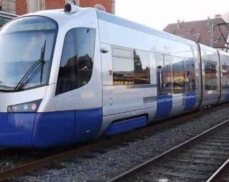 Proiectul rețelei de tram-train metropolitan progresează. Președintele Consiliului Județean Bihor a semnat protocolul cu CFR