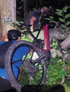 Salvamont- biciclist rătăcit în zona Coada Lacului-Meziad-02