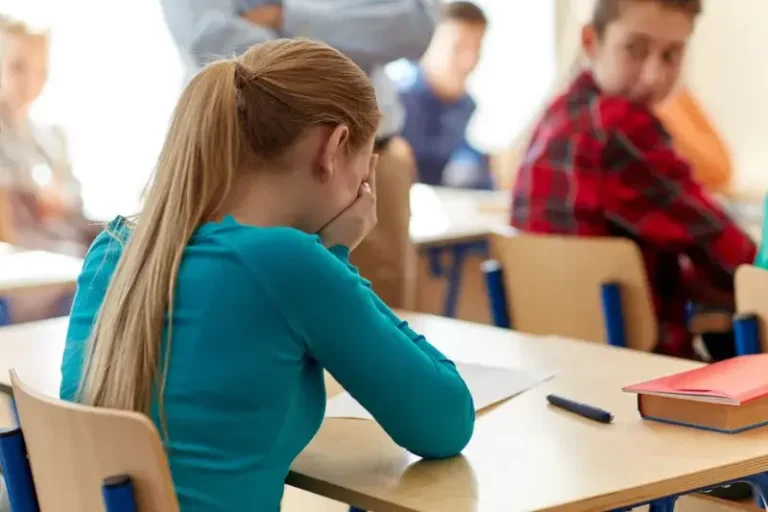Cum a fost eliminată din Bacalaureat o elevă premiantă care terminase liceul cu media 9,91. Cazul a ajuns în instanță