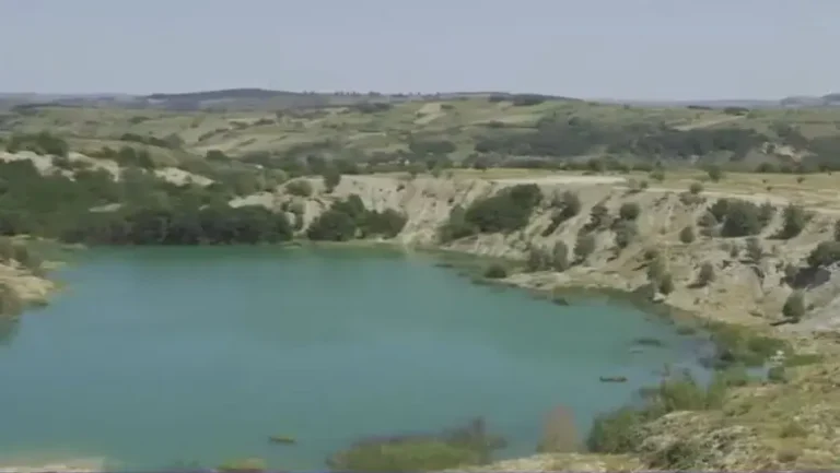 Bijuterie a naturii: Cum arată „Laguna Albastră” din Bihor. „De fiecare dată când venim aici, observăm o altă culoare a apei”