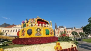 Carele alegorice au sosit în Piața Unirii din Oradea-01