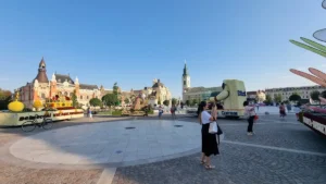 Carele alegorice au sosit în Piața Unirii din Oradea-03