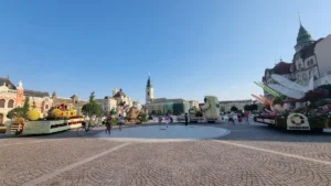 Carele alegorice au sosit în Piața Unirii din Oradea-05