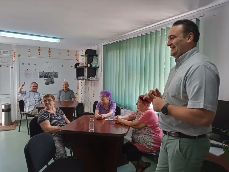 Cursuri digitale pentru vârstnicii care frecventează centrele multifuncționale din cartiere