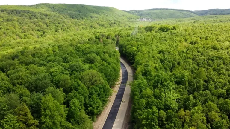 „Drumul mănăstirilor”, unul dintre cele mai spectaculoase trasee din România. Peisajele sunt de vis