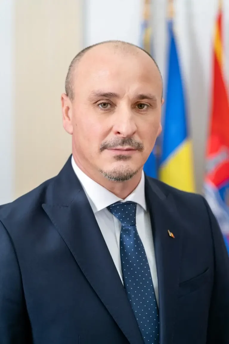 Dumitru Țiplea renunță la funcția de prefect al județului Bihor, deschizând calea unei cariere parlamentare. Vezi cine este noul prefect