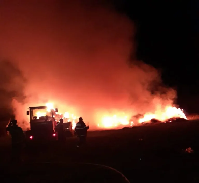 Incendiu devastator la o gospodărie din Tria. Peste cinci ore de luptă cu flăcările