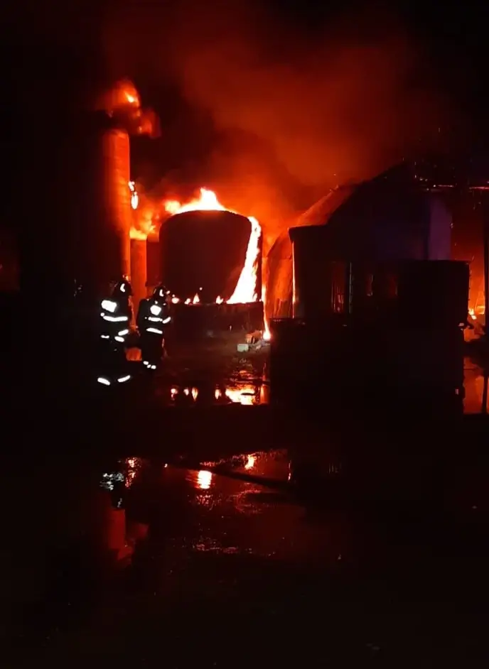 Incendiu violent la o hală industrială din comuna Finiș