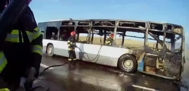 Un autobuz a luat foc în mers. Vezi unde s-a petrecut evenimentul