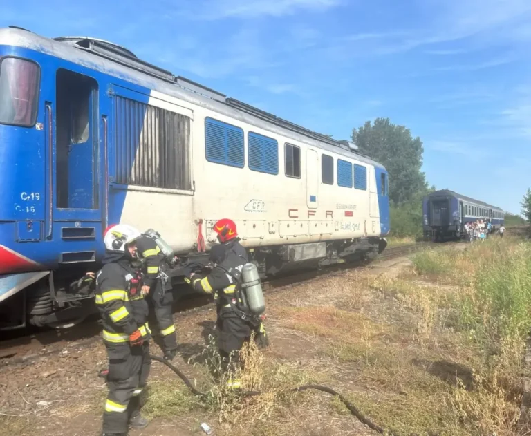Locomotiva unui tren de călători a luat foc. În vagoane se aflau 35 de persoane