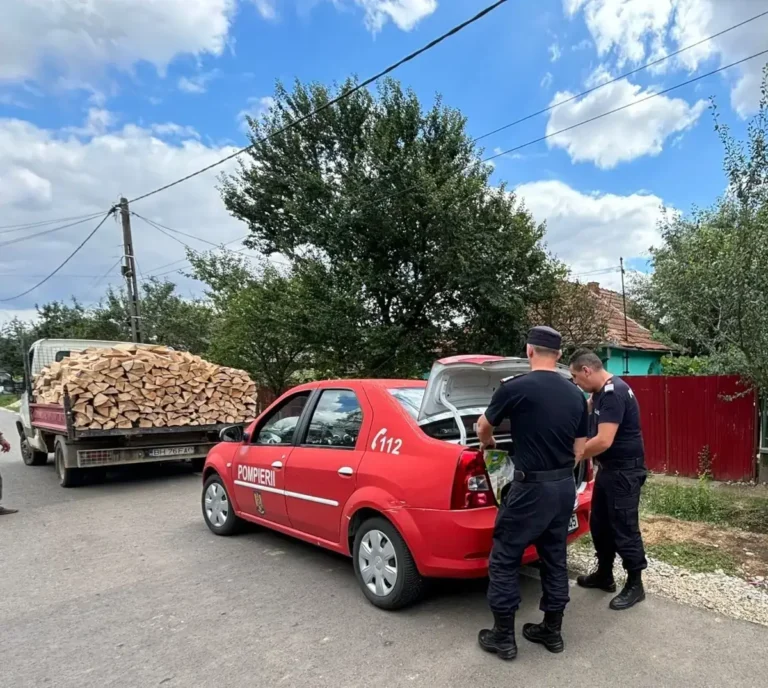Pompierii bihoreni alături de cei șase copii ai unei familii greu încercate de soartă