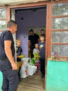 ISU-Pompierii bihoreni alături de cei șase copii ai unei familii greu încercate de soartă-04