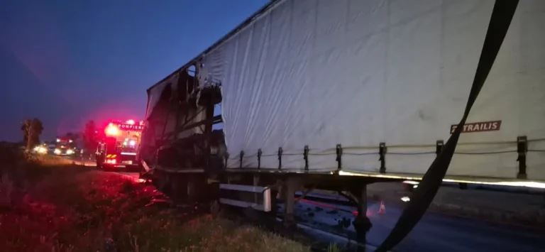 Un TIR a luat foc în mers în localitatea Gepiu